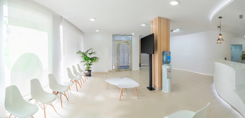 Panorama eines hellen Empfangs- und Wartezimmers in einer Klinik