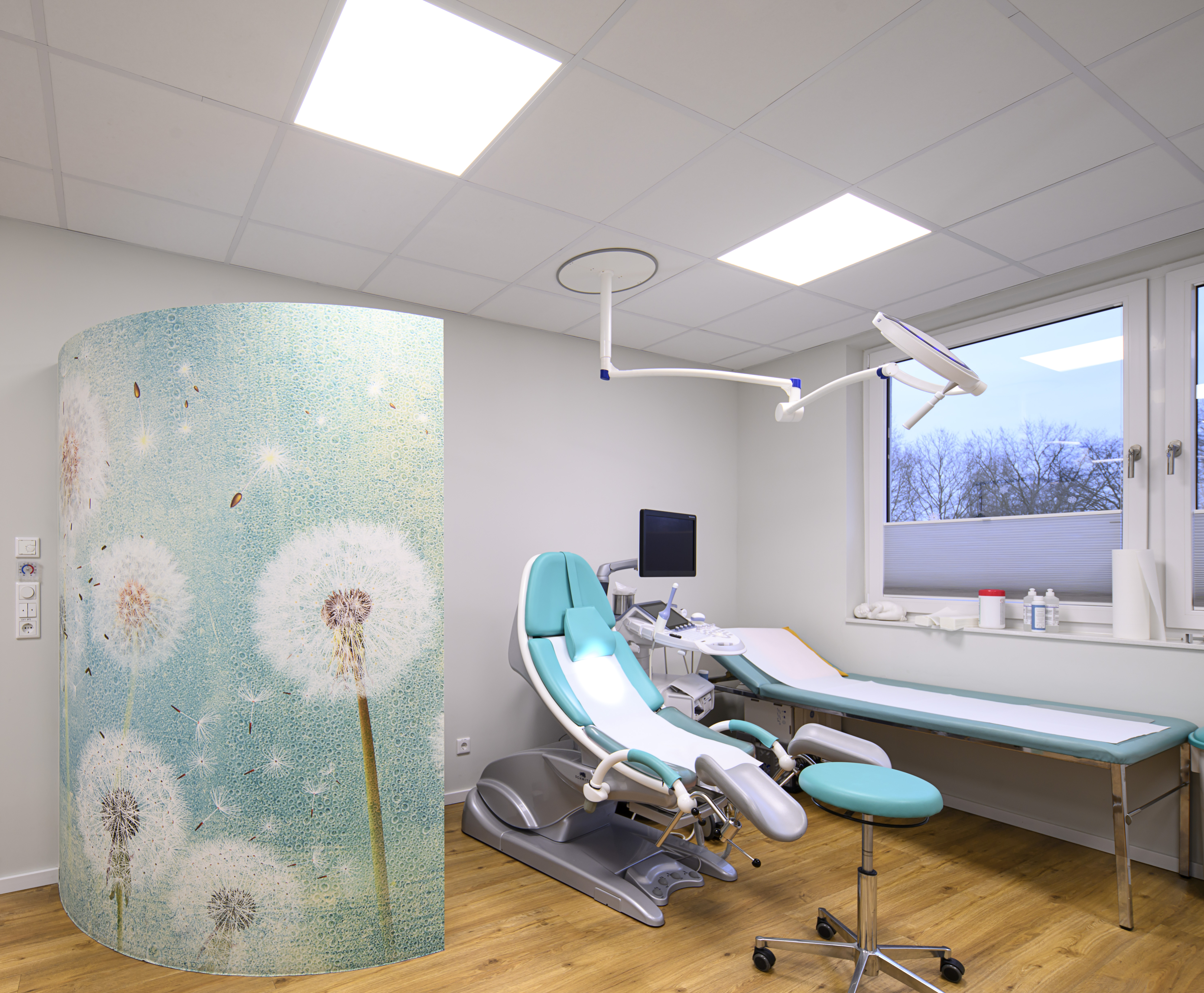 Behandlungszimmer mit Blumendeko an der Wand