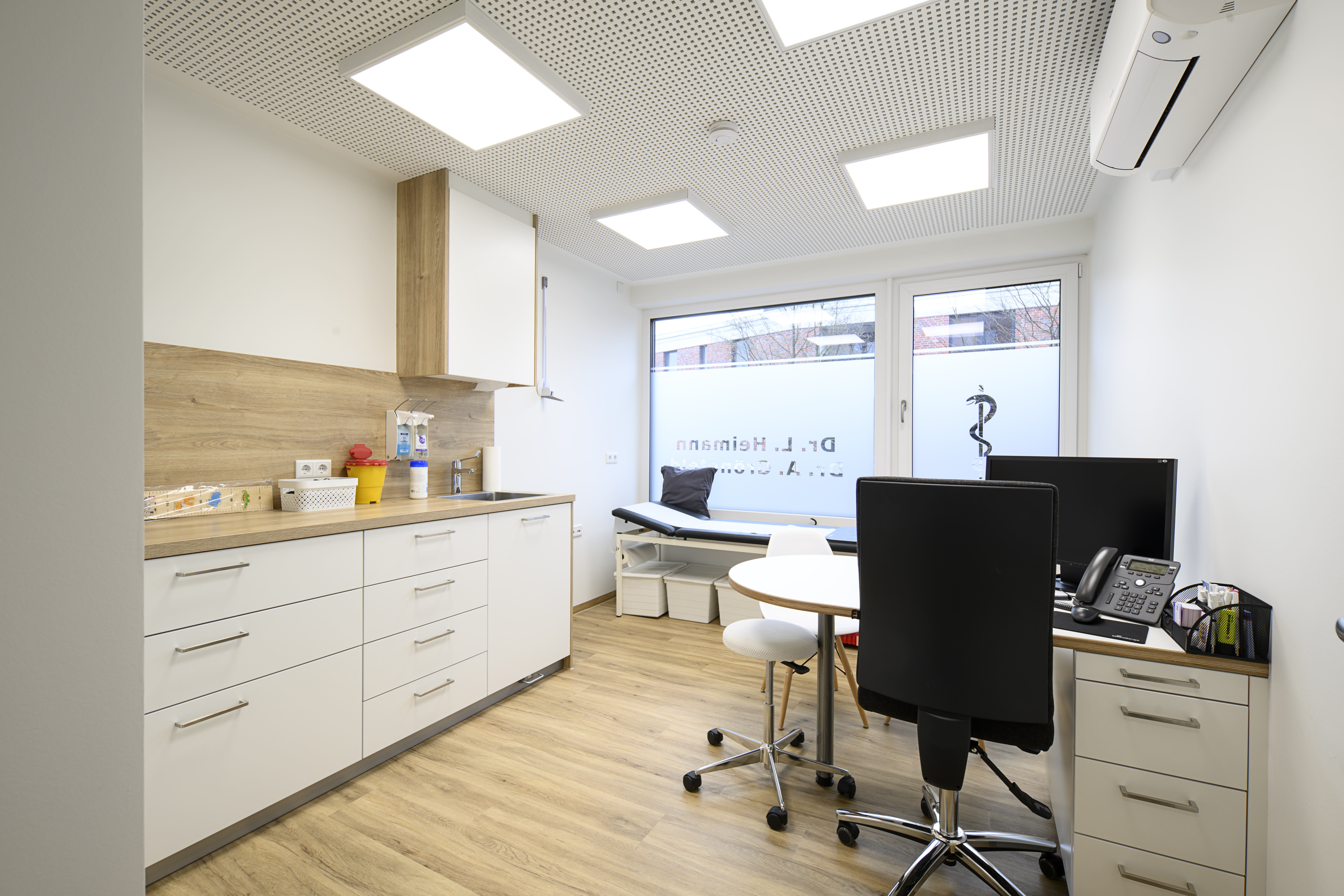 Behandlungszimmer nach der Praxiseinrichtung von Impuls