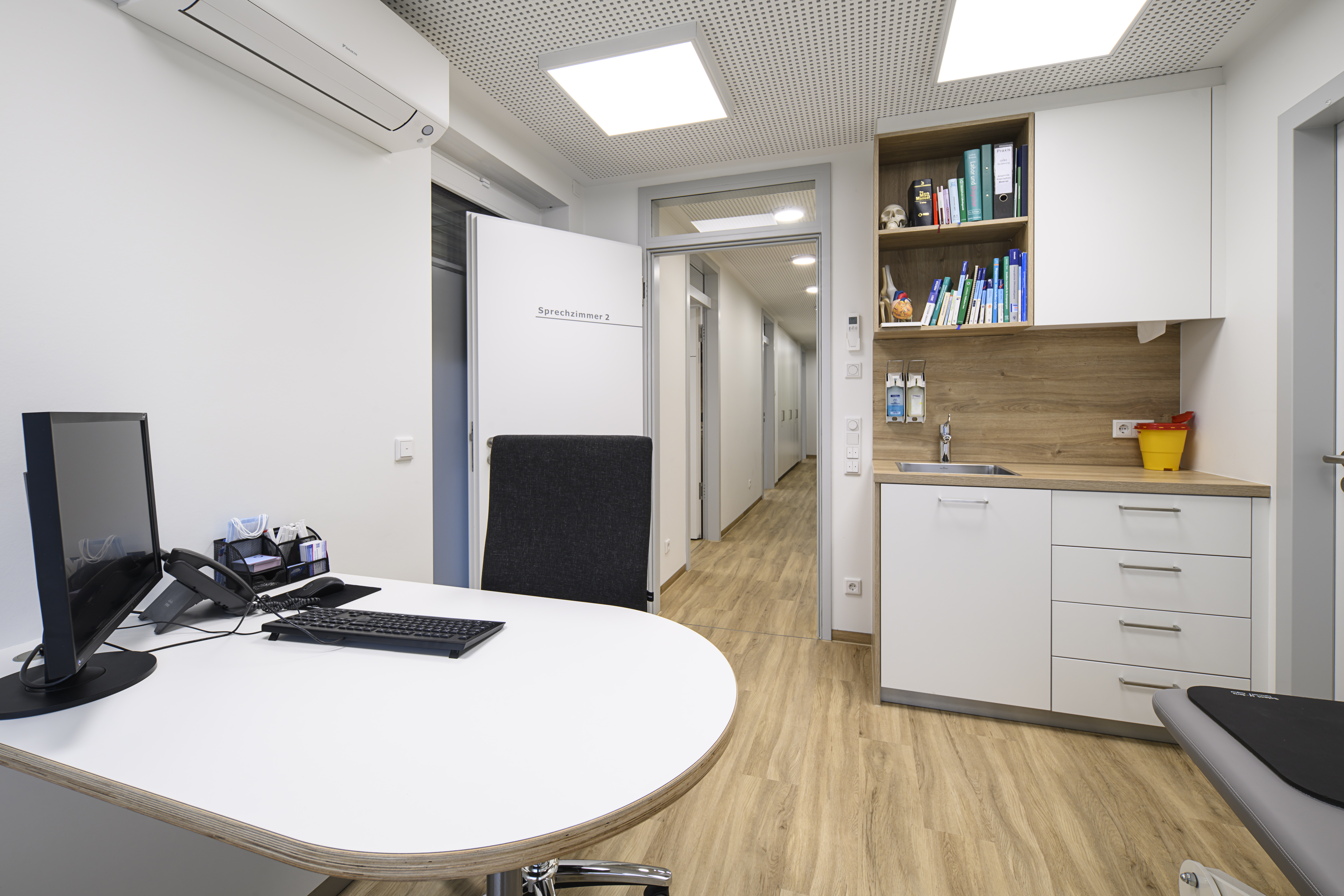 Modernes Zimmer nach der Inneneinrichtung