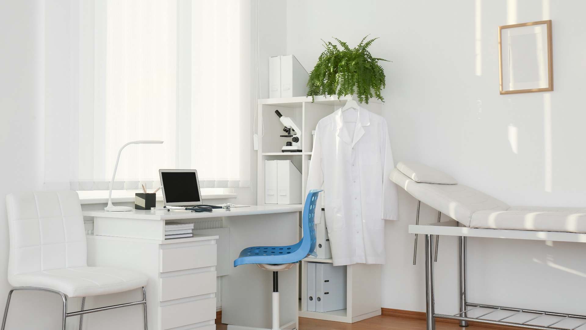 Interieur einer modernen Arztpraxis mit Arbeitsplatz des Arztes