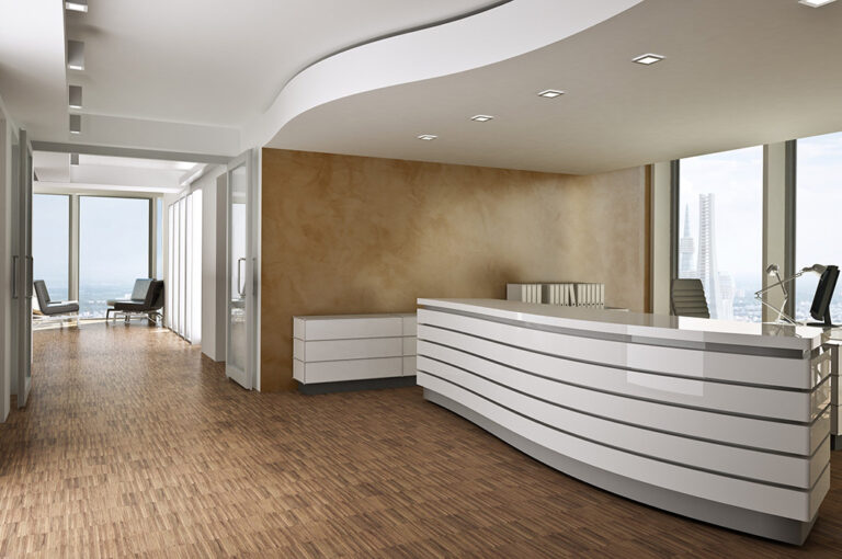 Helle und moderne Rezeption mit geschwungener Theke und Parkettboden