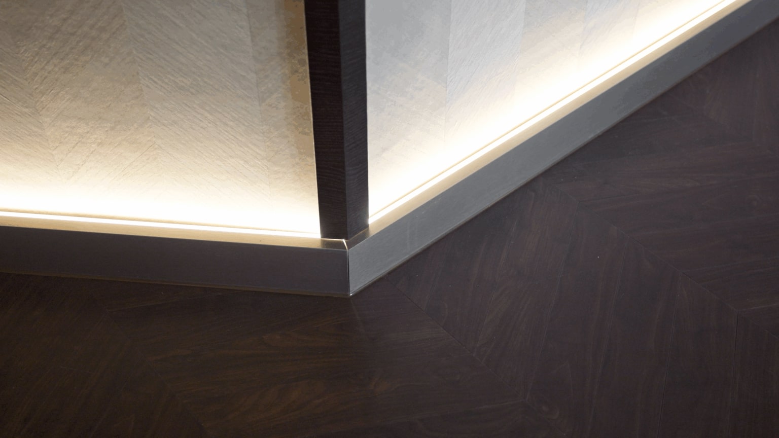 Dunkle Holzecke mit diagonalen Linien und indirekter warmweißer Beleuchtung