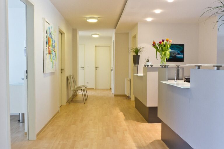 Empfangstheke und Flur