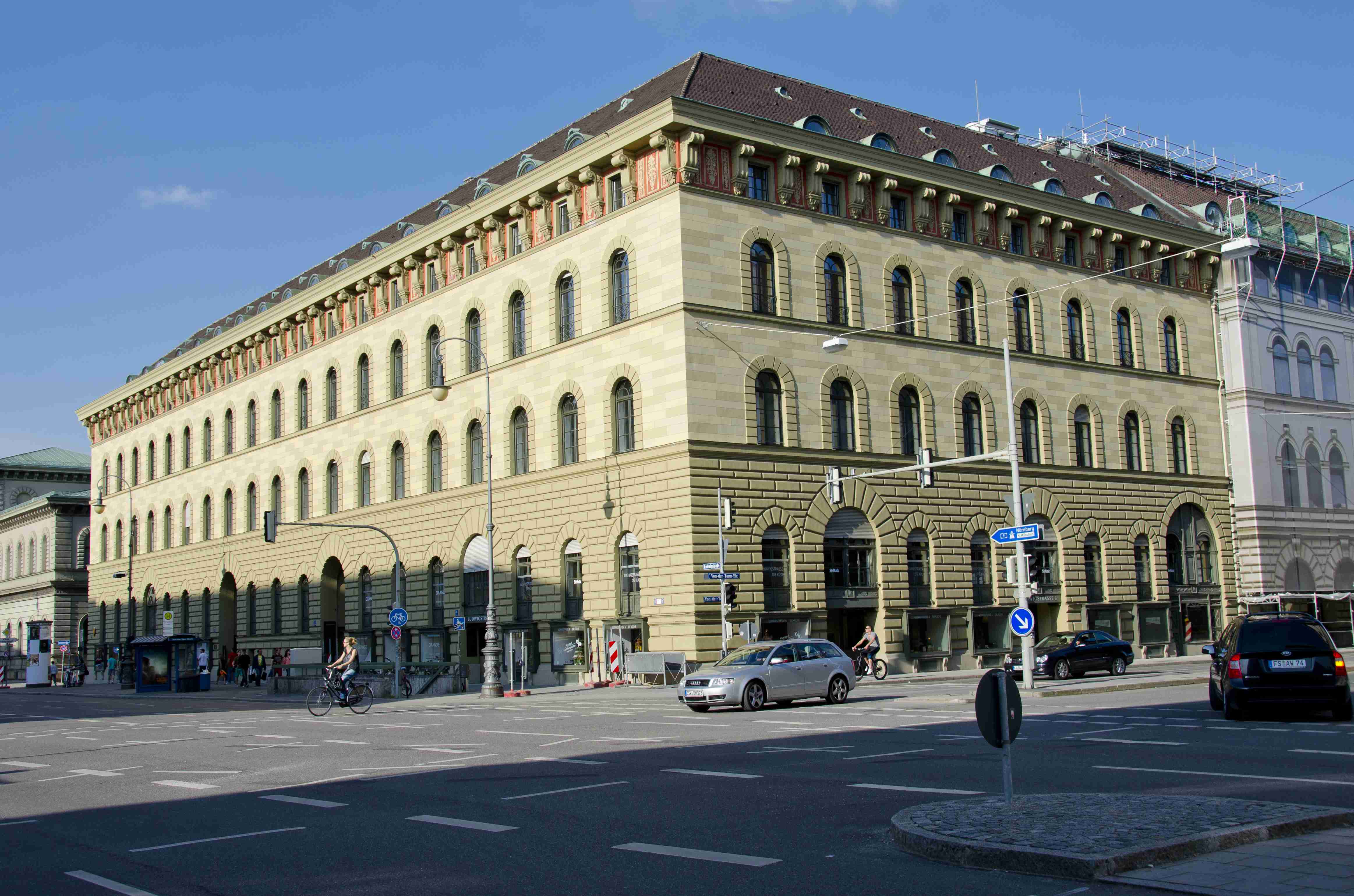 Impuls Praxiseinrichtung Außenansicht des Bürogebäudes in München