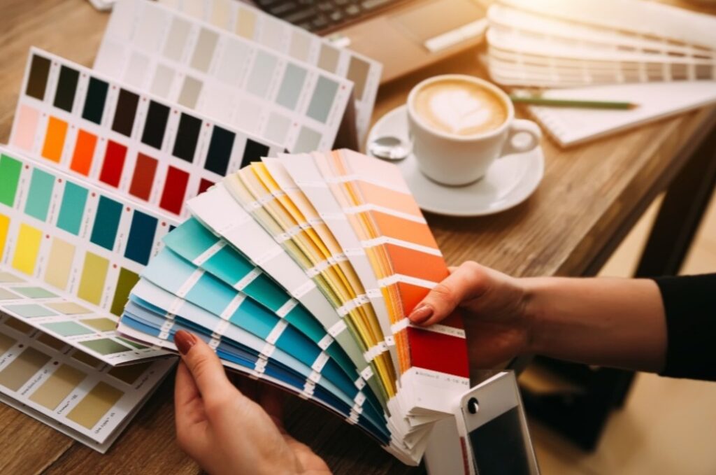 Eine hand mit einer großen Farbpalette