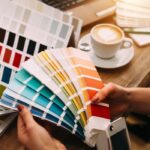 Eine hand mit einer großen Farbpalette