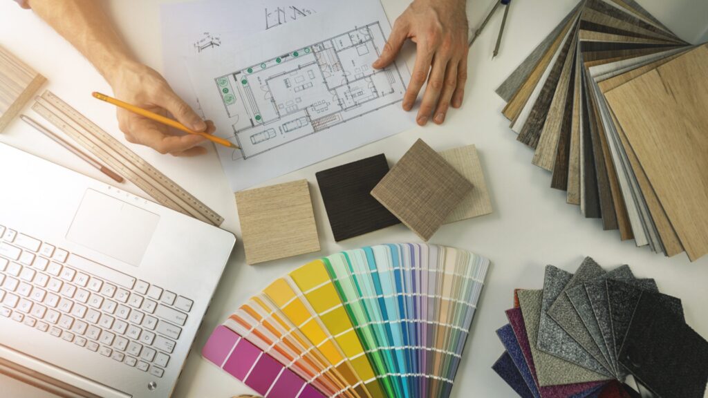 Designer, der in einem Büro tätig ist und sich mit Möbeln und Bodenbelägen befasst