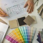 Designer, der in einem Büro tätig ist und sich mit Möbeln und Bodenbelägen befasst